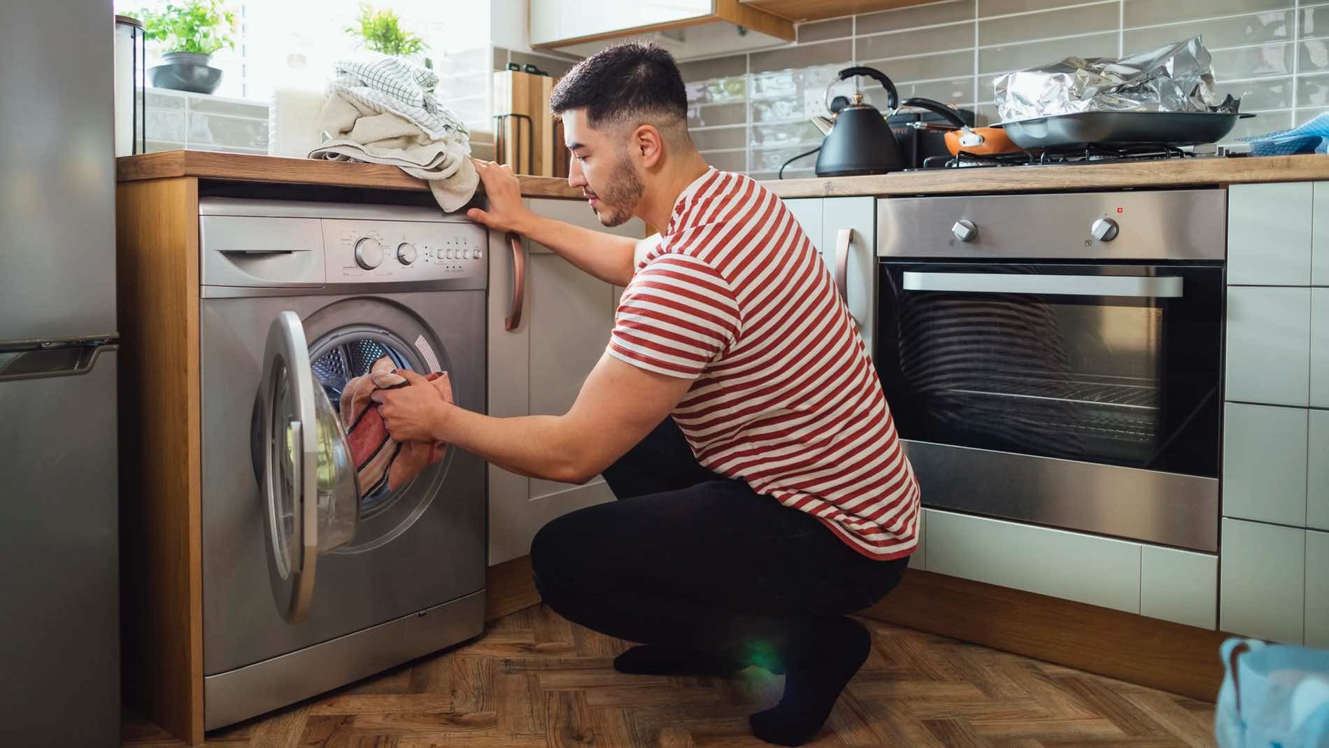 Hombre pone en marcha la lavadora