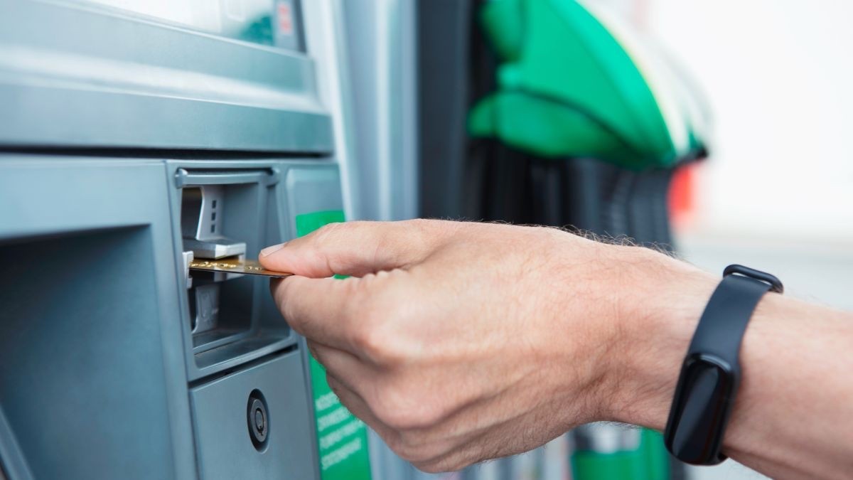 El nuevo timo que hace temblar a las gasolineras: ninguna se salva faltaba en las gasolineras: ninguna se salva. mujer pagando con tarjeta gasolina