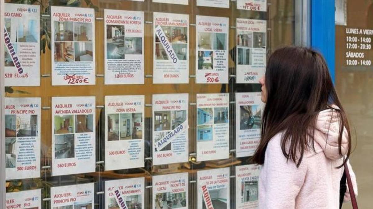El truco de las inmobiliarias para que el inquilino siga pagando los gastos de agencia joven mirando opciones de alquiler en inmobiliaria