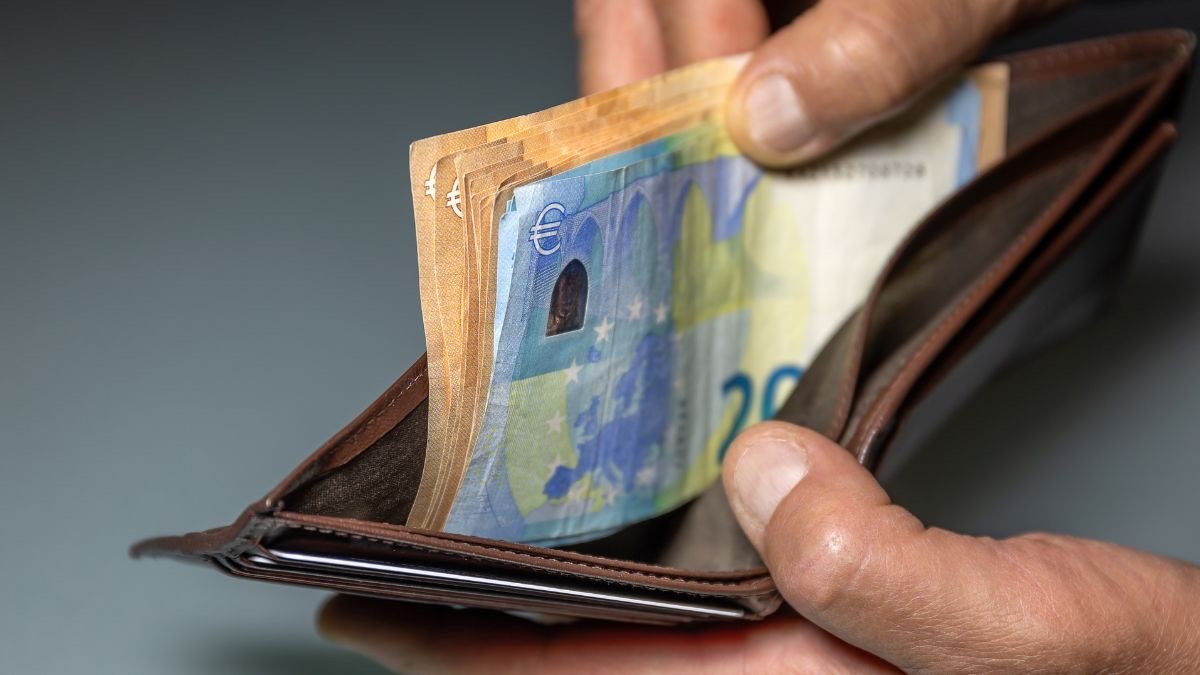 Así controla Hacienda los pagos en efectivo Persona con dinero en efectivo