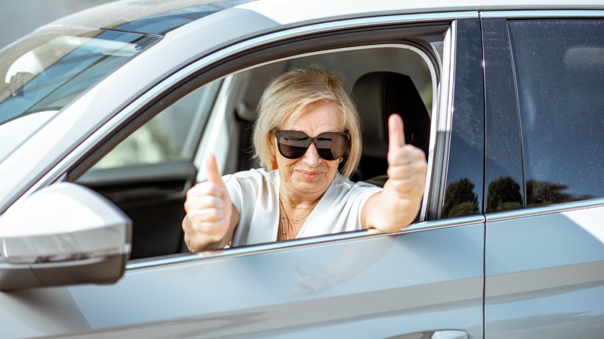 conductora mayor de 65 años