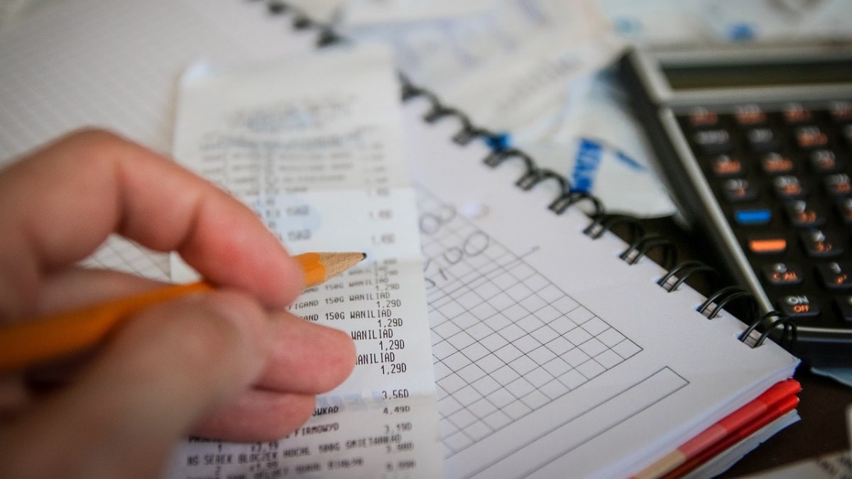 persona revisando un ticket de compra