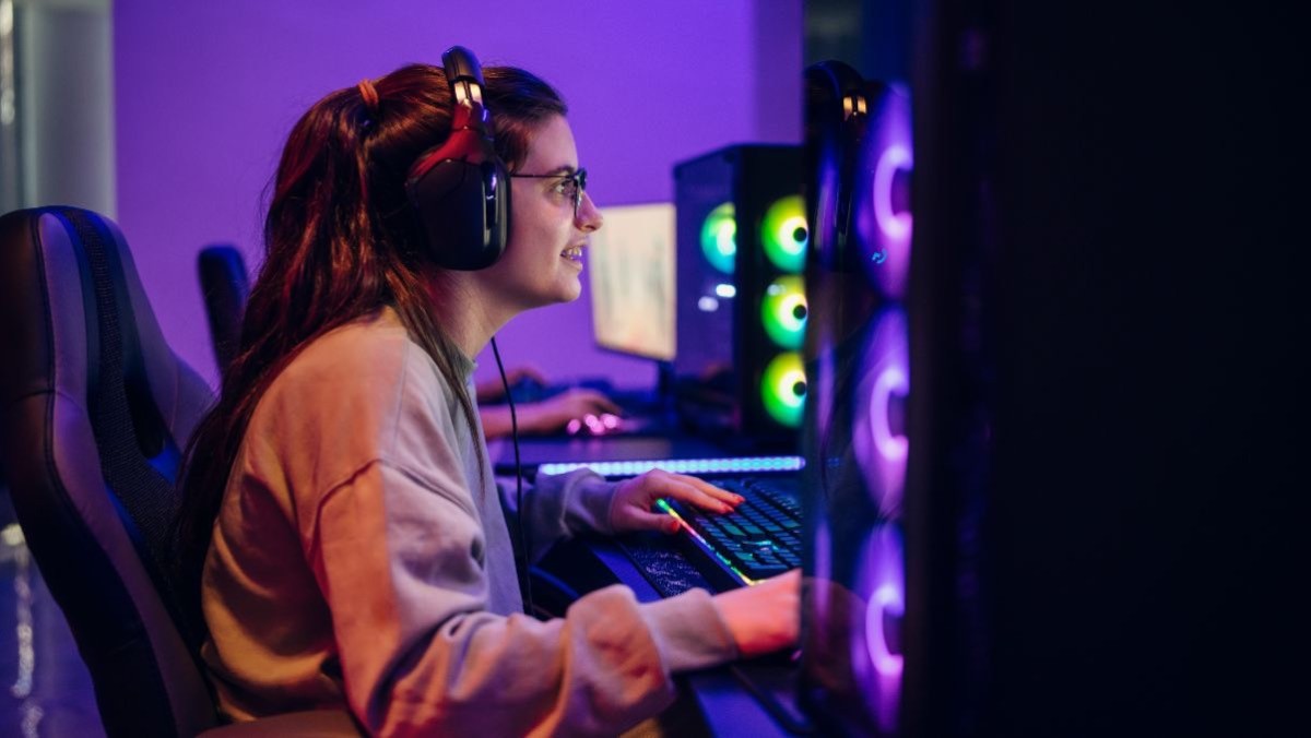 Chica Milennial jugando a videojuegos online