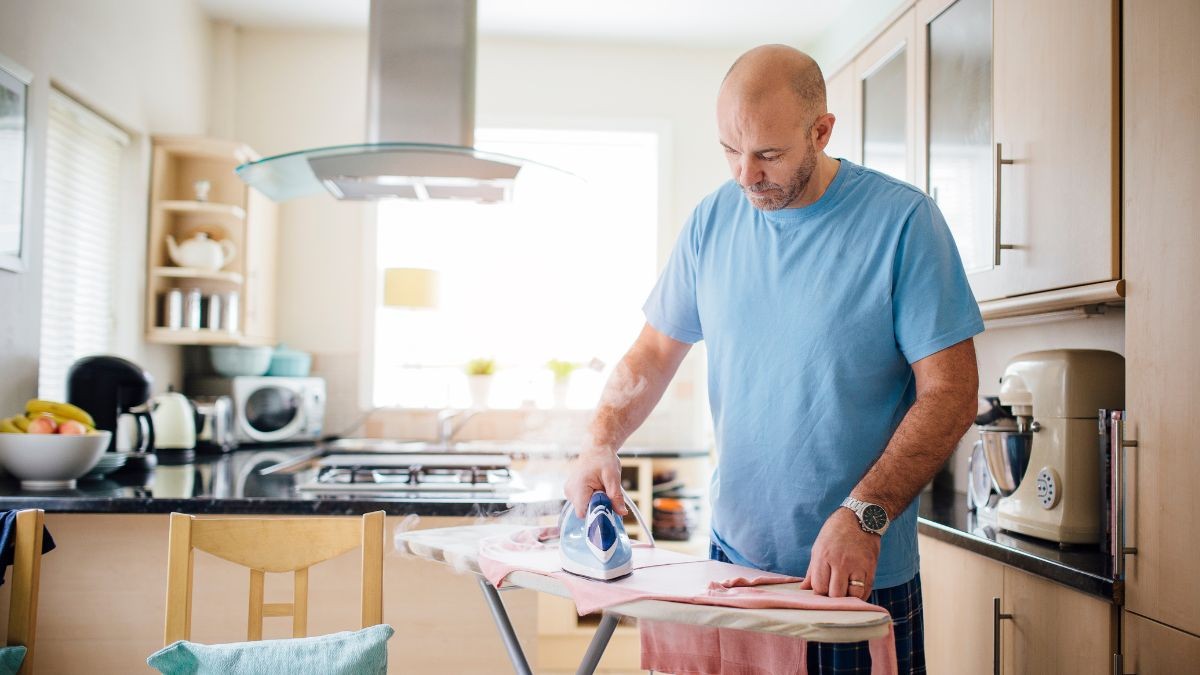 hombre planchando