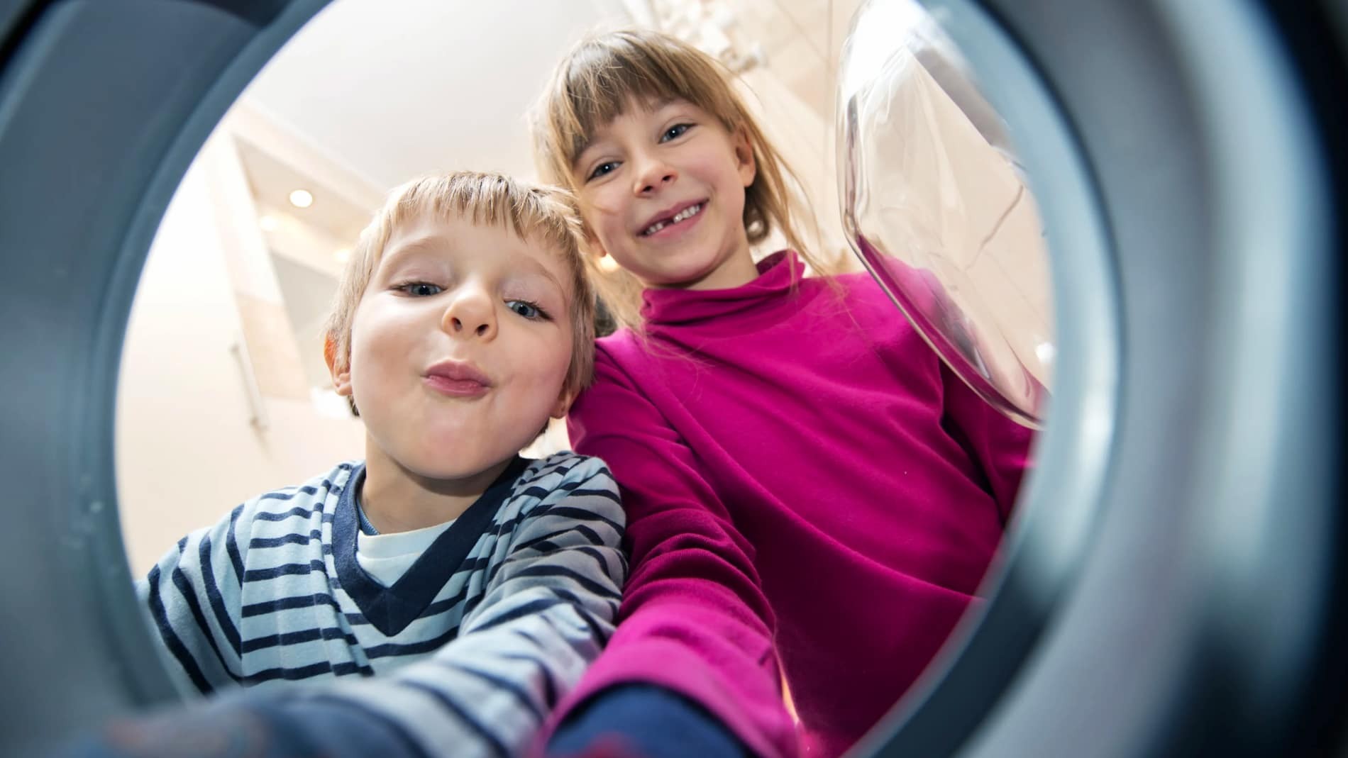 niño ponen lavadora