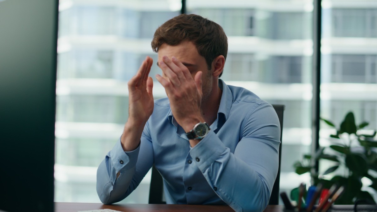 Un trabajador cabreado frente al ordenador