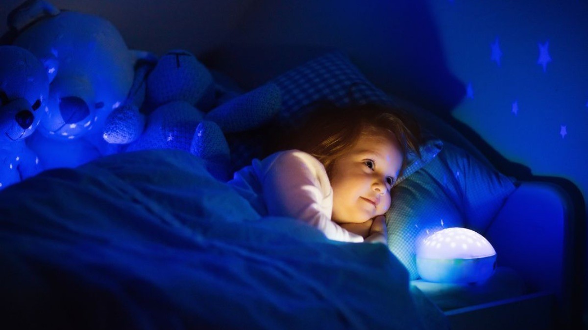 niño duerme en su cuarto con una luz