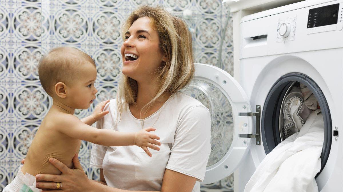 mujer poner lavadora con su hijo