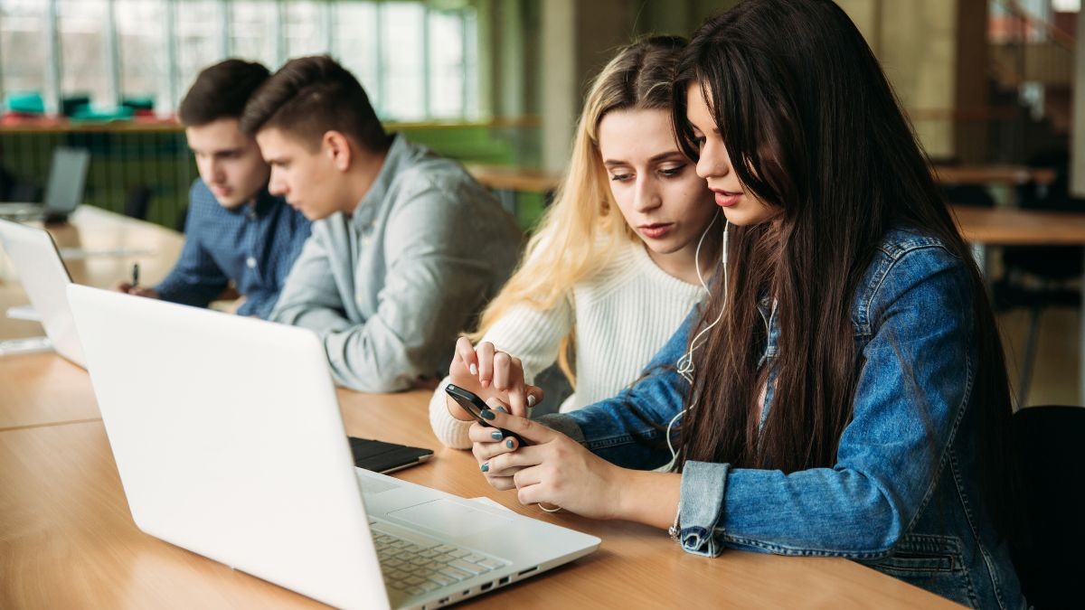 Los universitarios eligen a Amazon, Apple y Google como las mejores empresas para trabajar en España jóvenes estudiantes universitarios