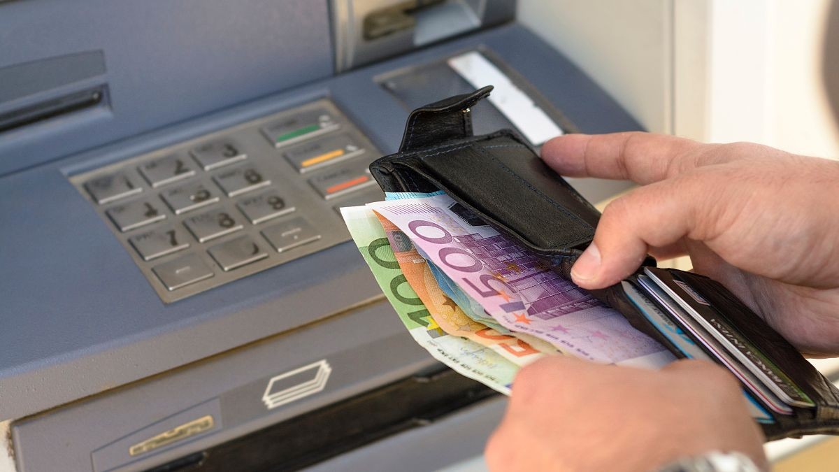 Los cajeros automáticos en España pueden desaparecer, así cambia la forma de sacar dinero persona retirando dinero cajero automático