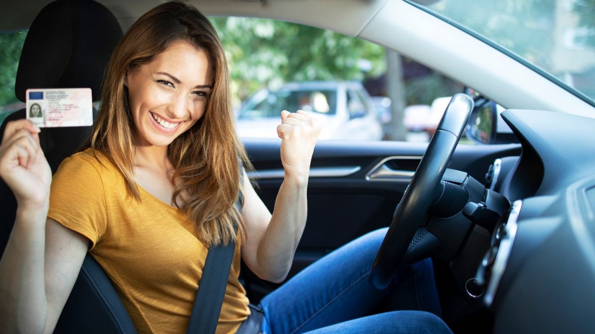 Ayudas y cursos gratis para sacarte el carnet de conducir Mujer feliz por obtener gratis el carnet de conducir