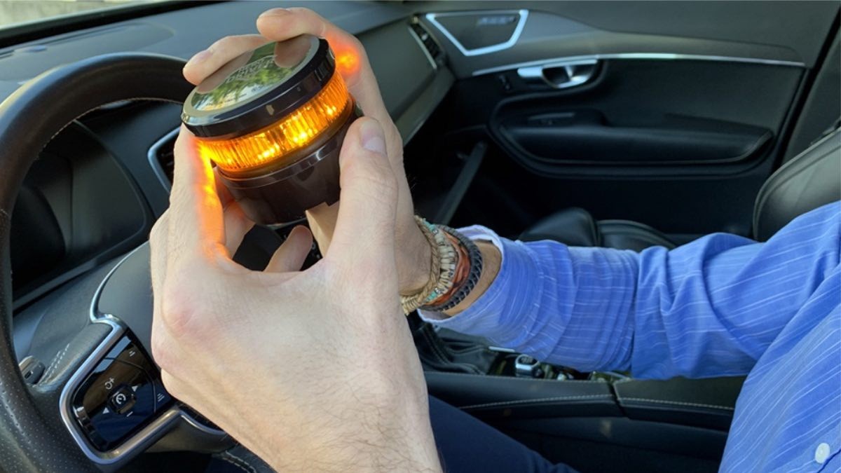 Así puedes conseguir gratis el nuevo dispositivo de la DGT conductor con luz de emergencia v-16 en la mano