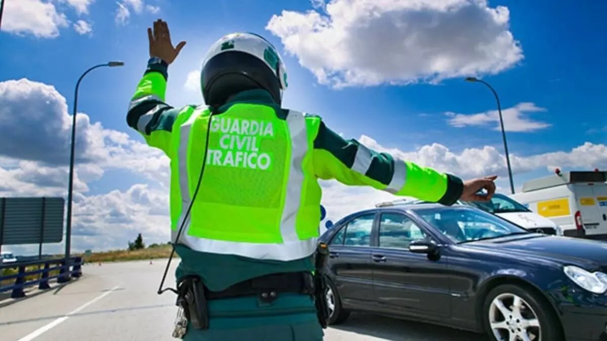 La multa de la DGT por llevar la bandera de España: hasta 200 euros Agente de tráfico