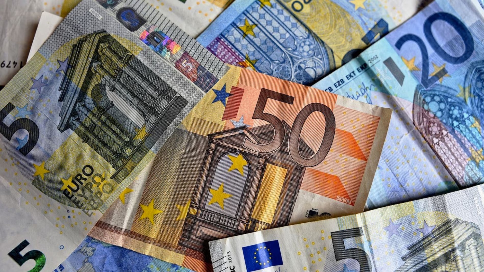Los jubilados que pueden cobrar un ‘extra’ de 12.000 euros en su pensión de jubilación billetes de 50, 20 y 5 euros