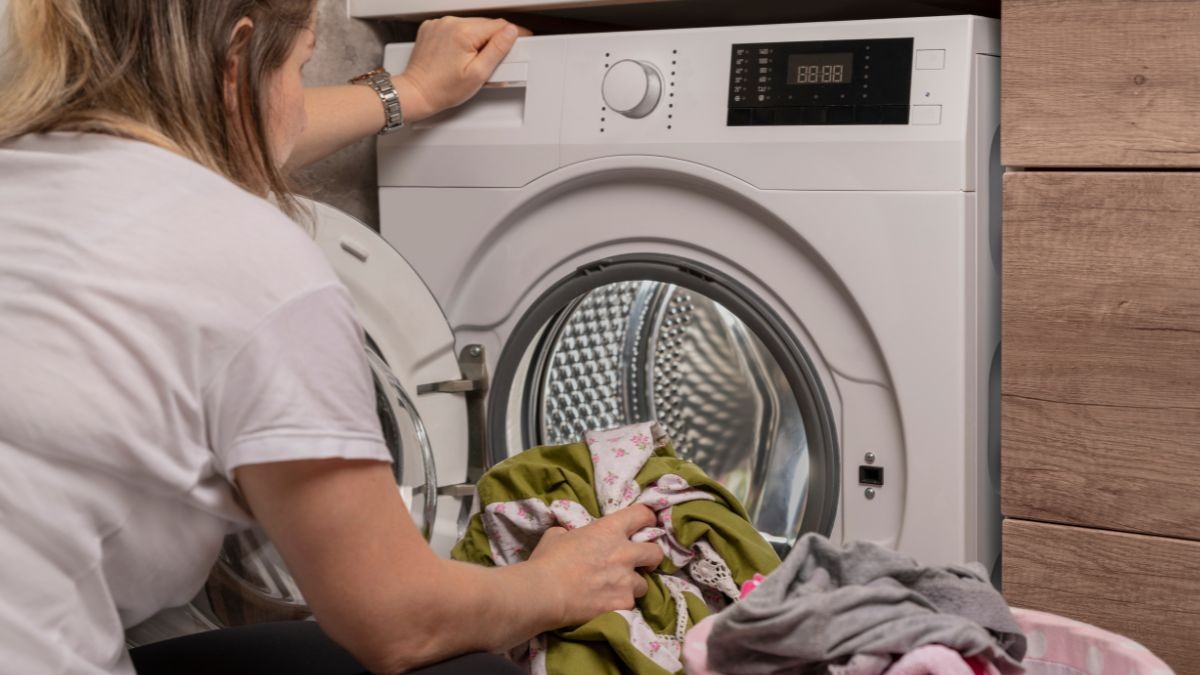 mujer poniendo la lavadora