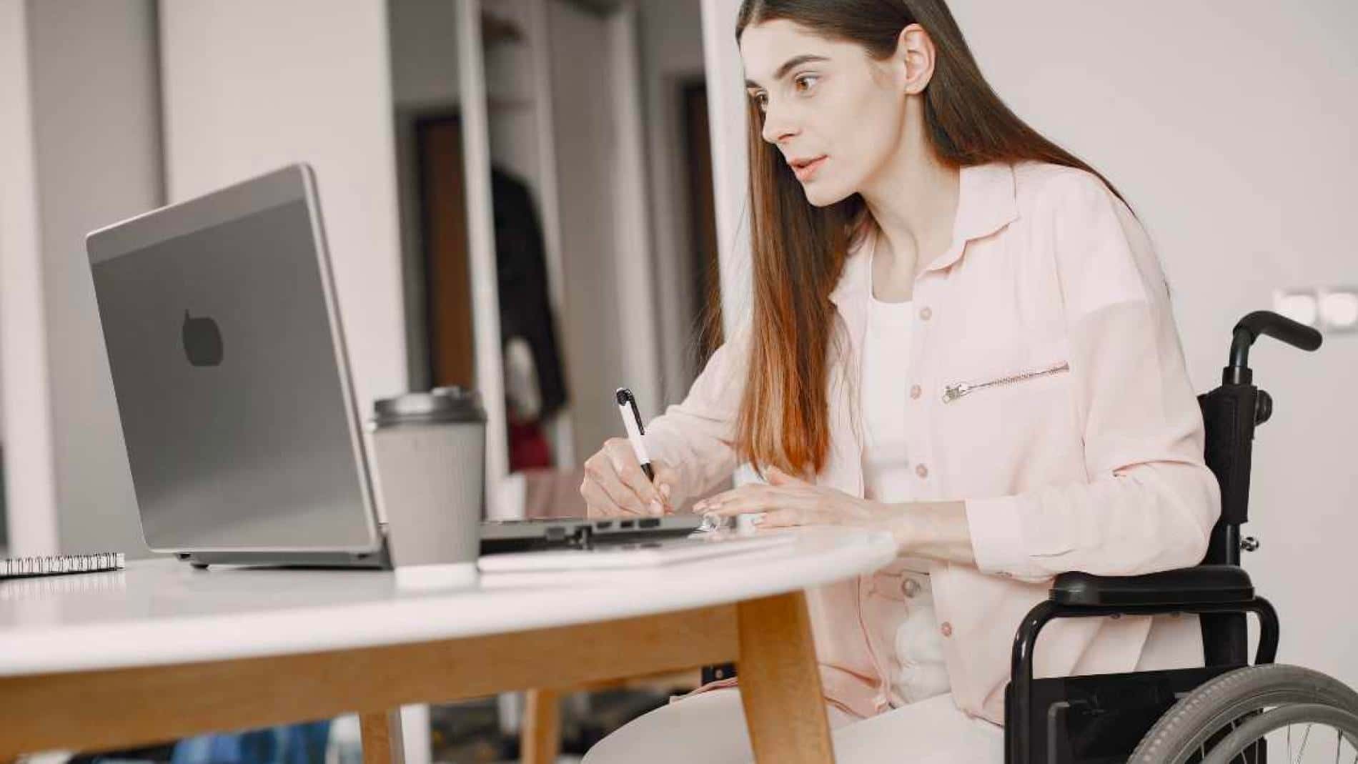Mujer consulta información sobre la incapacidad permanente