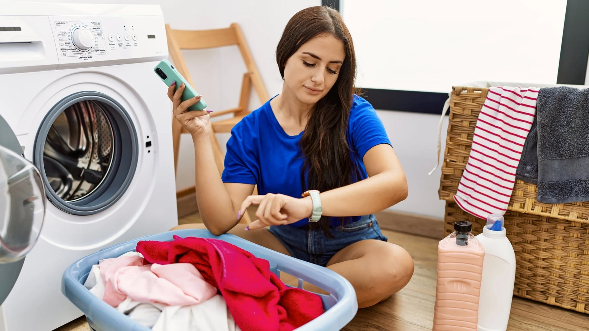 mujer consulta la mejor hora para poner la lavadora