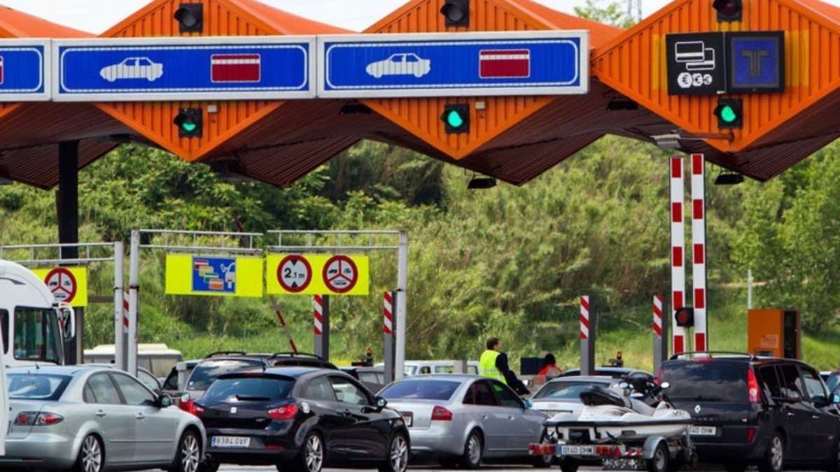 coches esperando para pagar peaje España