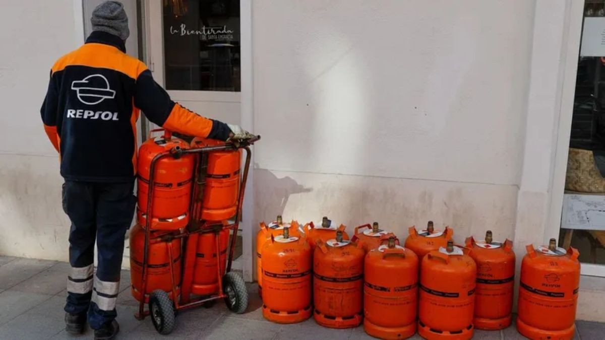 El precio de la bombona de butano baja Repartidor de bombonas de butano