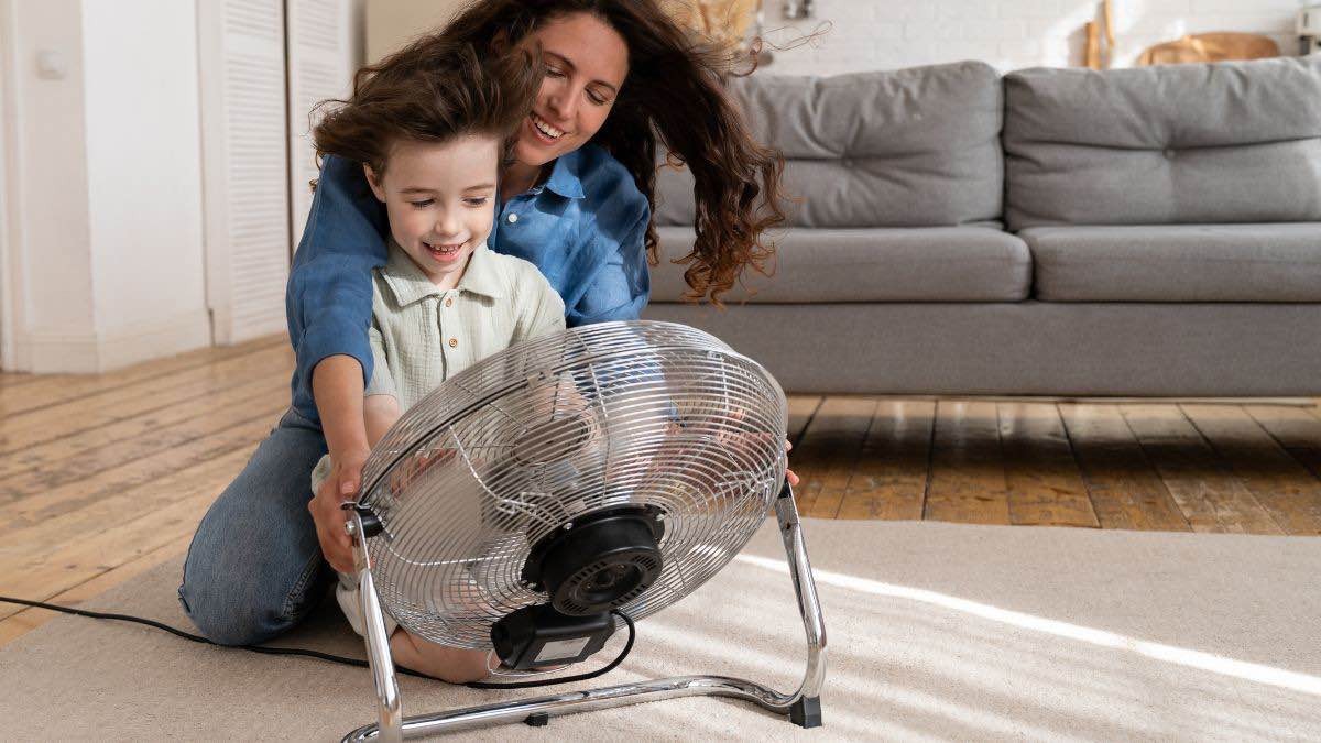 madre e hijo usando el ventilador