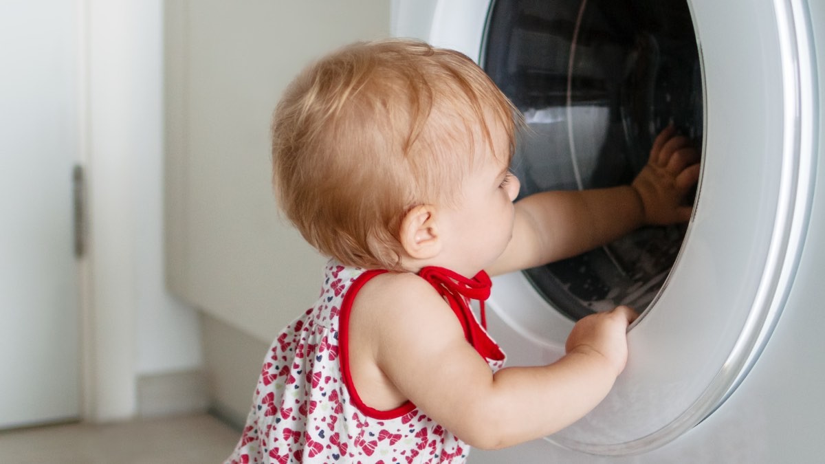 un niño mirando la lavadora