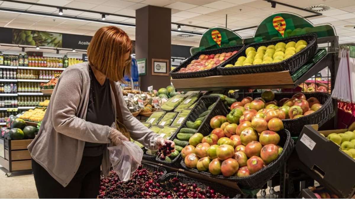 mujer comprando en el supermercado