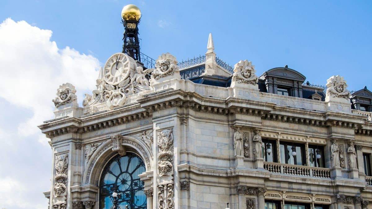 Guardar dinero en casa para los imprevistos: la recomendación del Banco de España. guardar dinero bajo el colchón