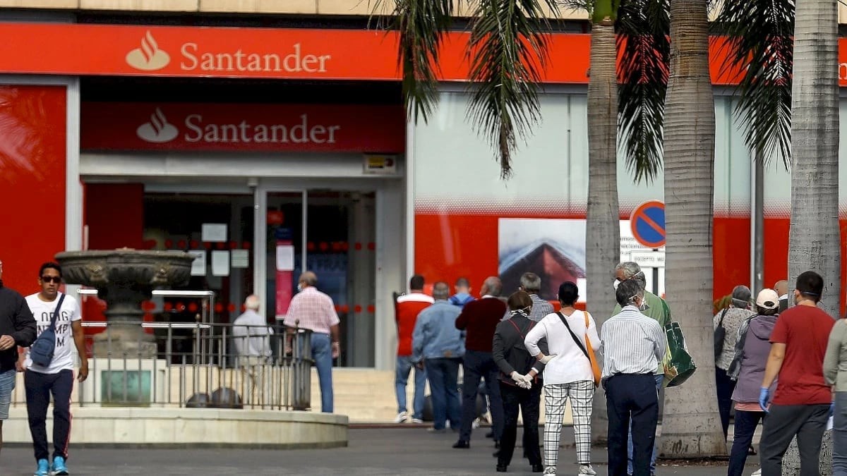 Este banco regala 350 euros solo por traer la nómina. Dinero en un cajero automático