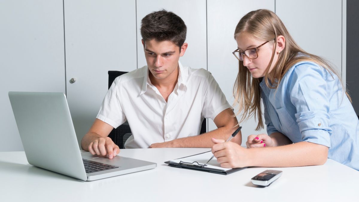 dos jóvenes buscando su primer trabajo