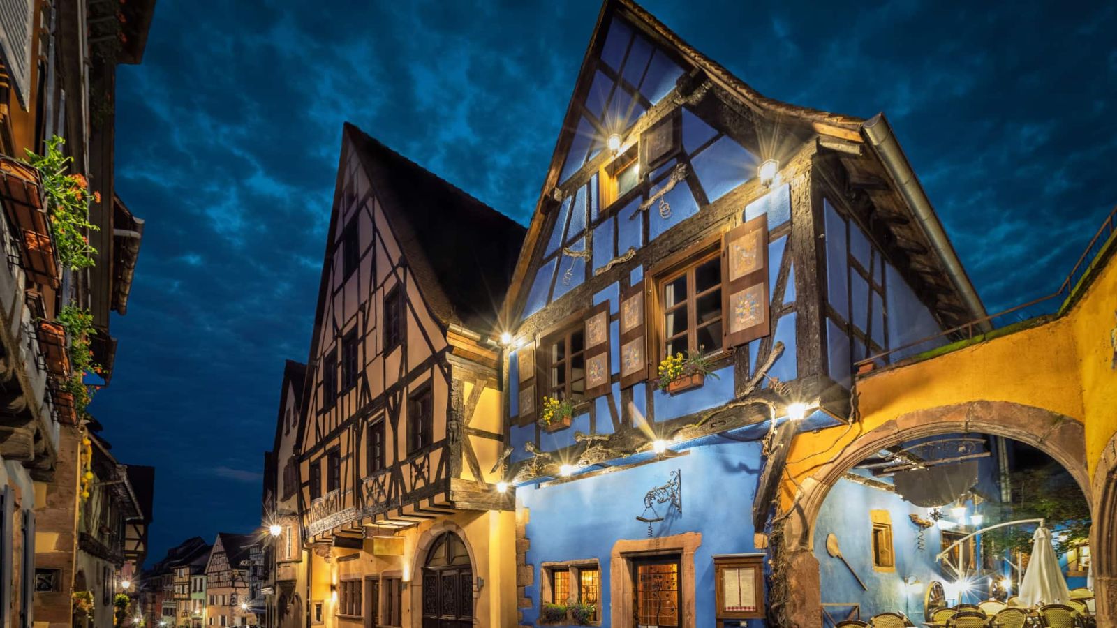 Casas francesas tradicionales coloridas en Riquewihr, Francia