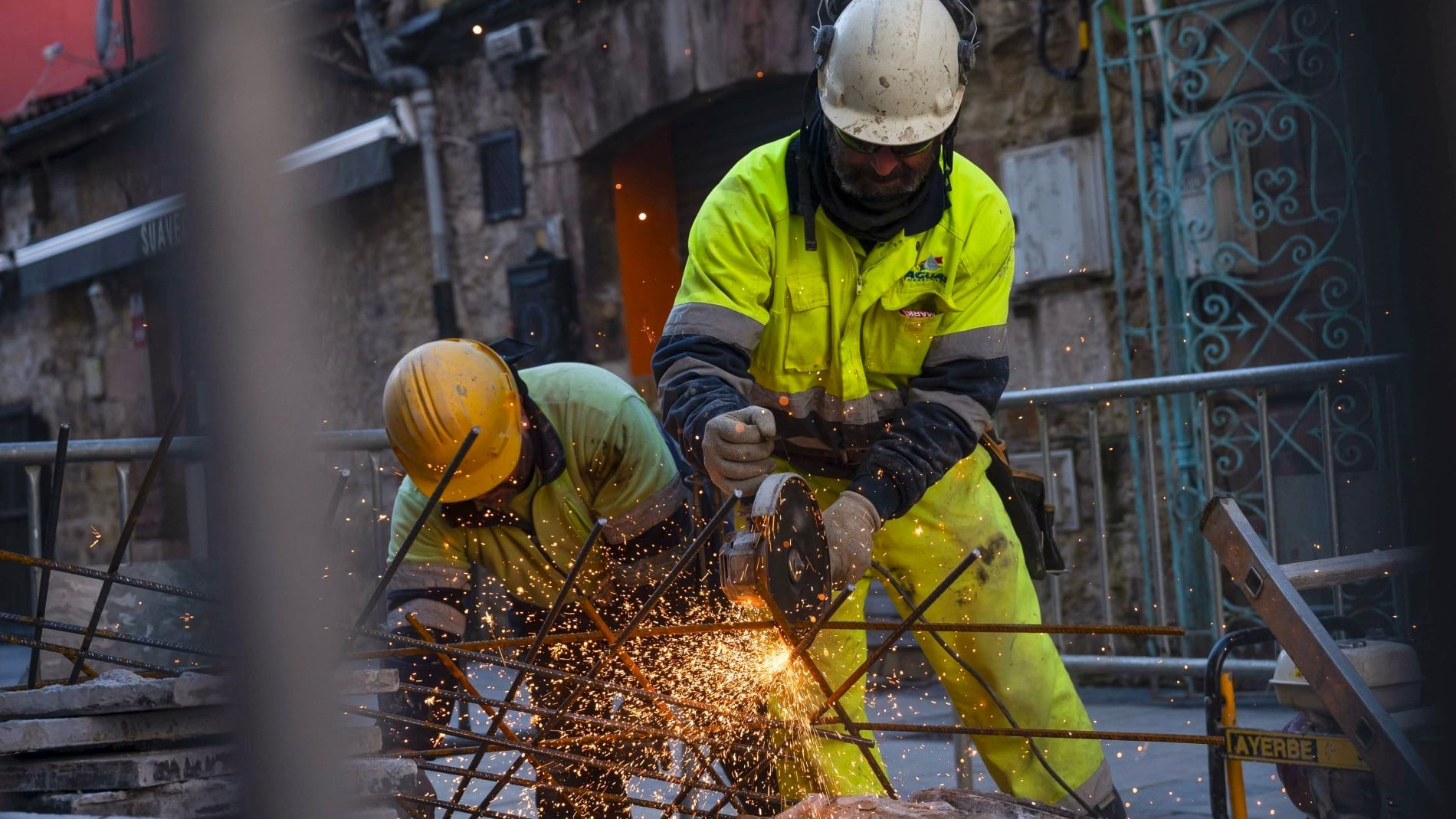 Dos trabajadores en realizando obras en la vía pública
