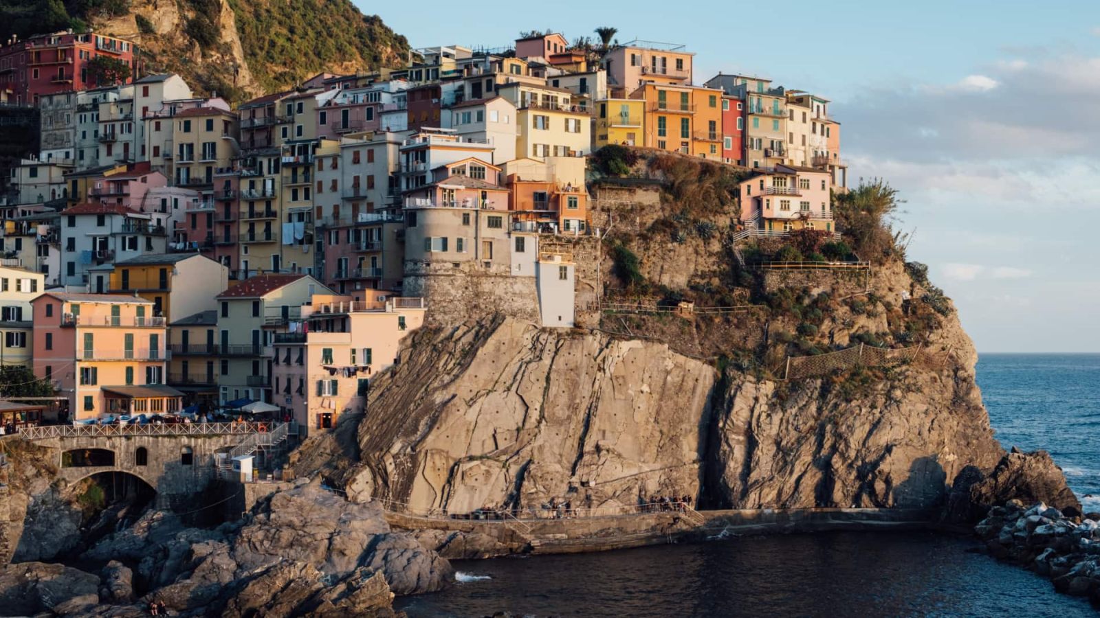 Colinas rocosas y coloridos edificios históricos de Manarola, Italia