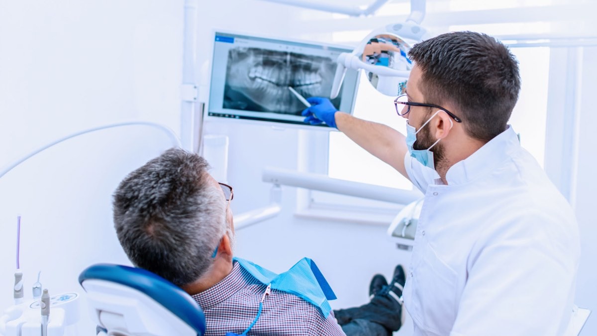 Un dentista atendiendo a un paciente Un dentista atendiendo a un paciente