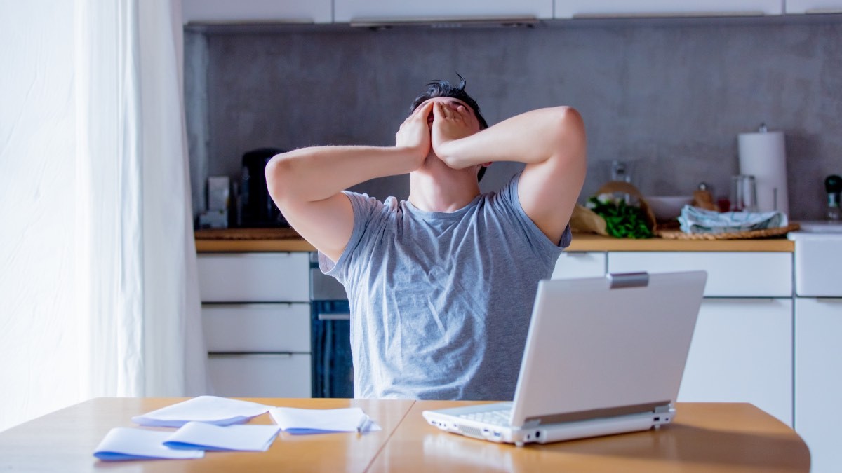 Persona frustrada frente al ordenador