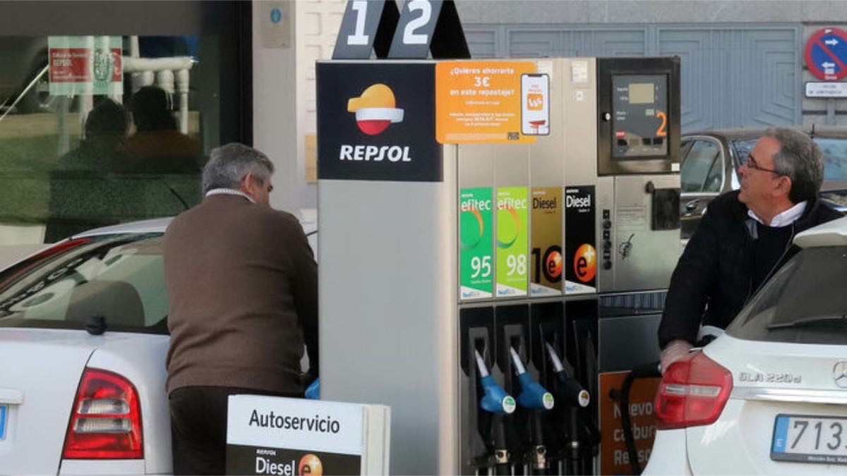 ¿Dónde están las gasolineras más baratas para el puente de agosto? dos señores repostando