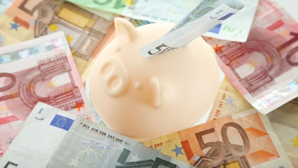 hucha de cerdito con euros