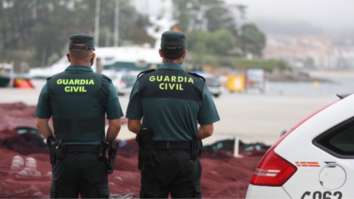 El grave error que cometes en vacaciones y que puede costarte mucho dinero. dos agentes de la Guardia Civil en la playa