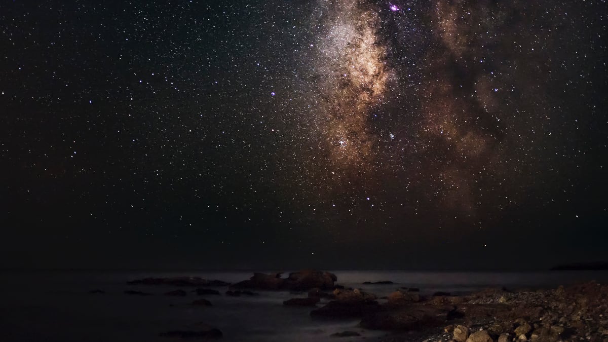 Vista nocturna de la isla de Greta con la vía láctea de fondo