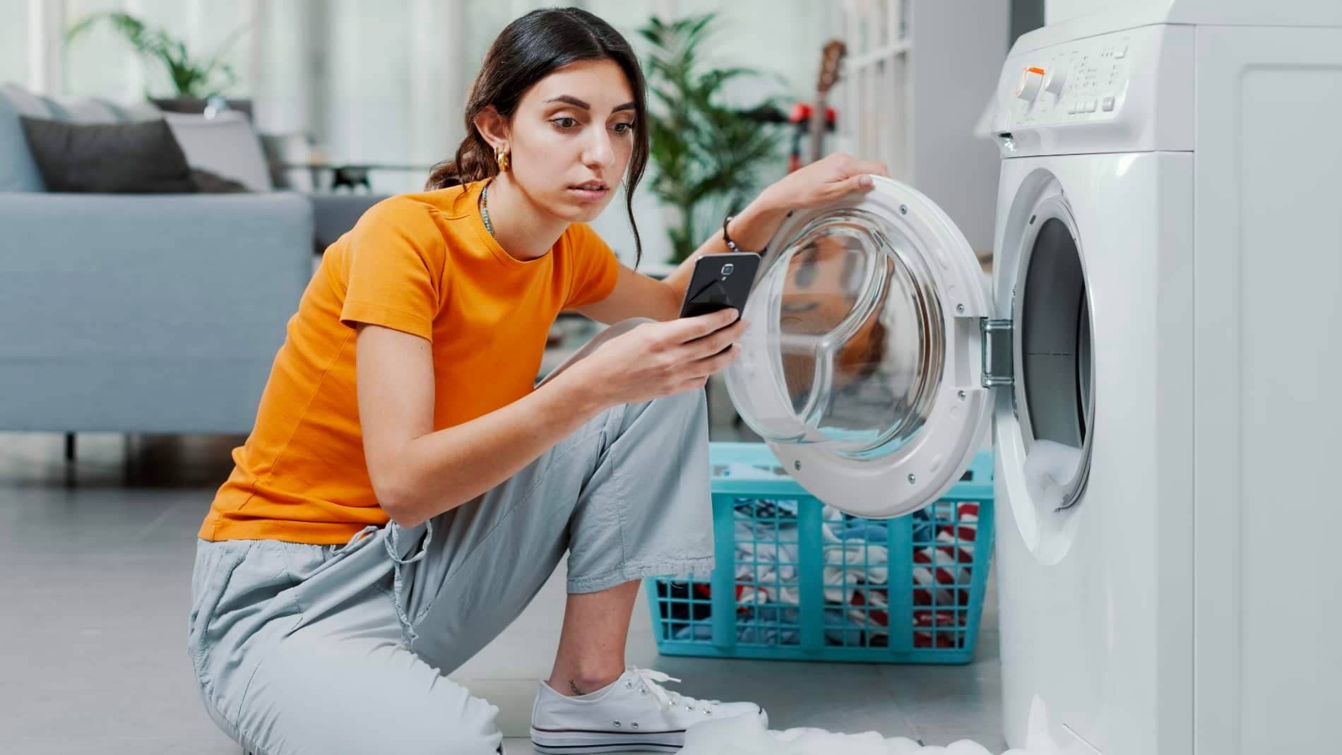Los precios más caros y más baratos de la luz domingo, 20 de agosto mujer consulta el precio de la luz