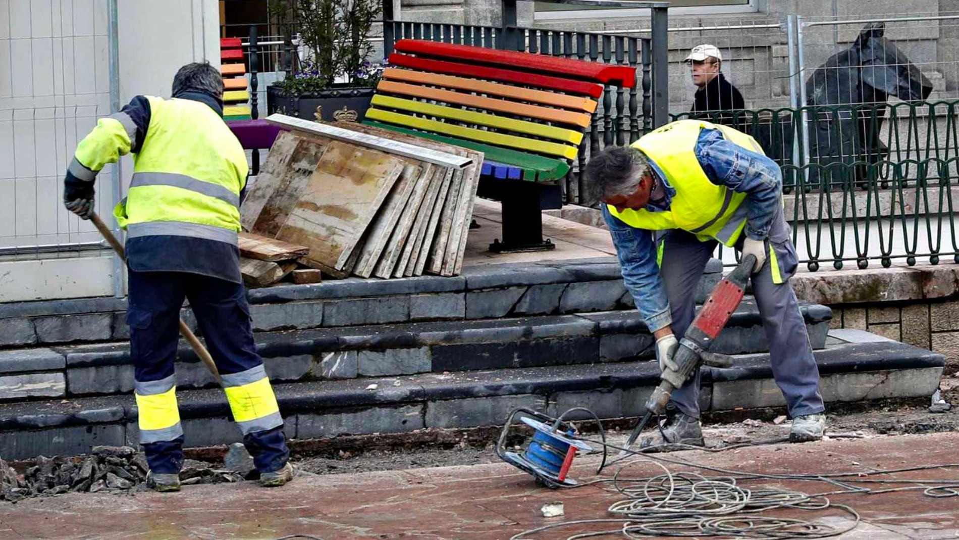 dos obreros trabajando