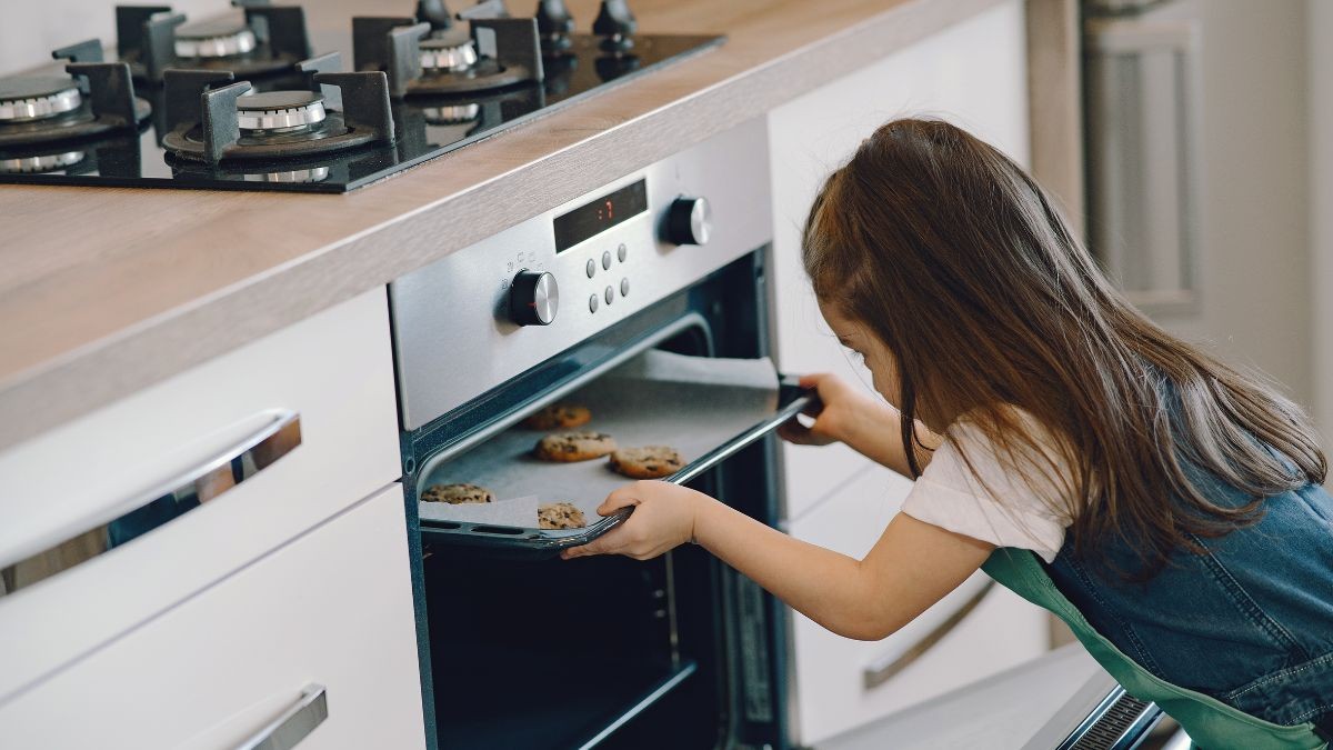 Una mujer pone en marcha el horno