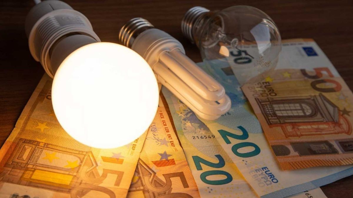 bombillas encendidas sobre billetes de euros