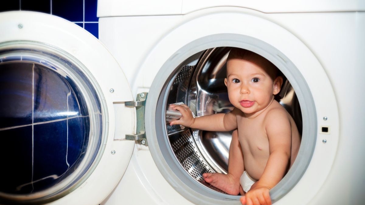 un niño dentro de la lavadora