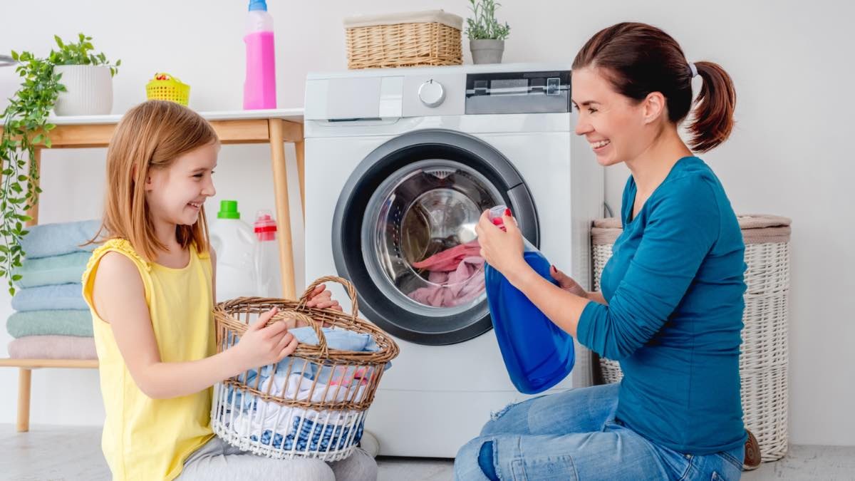 madre e hija poniendo una lavadora