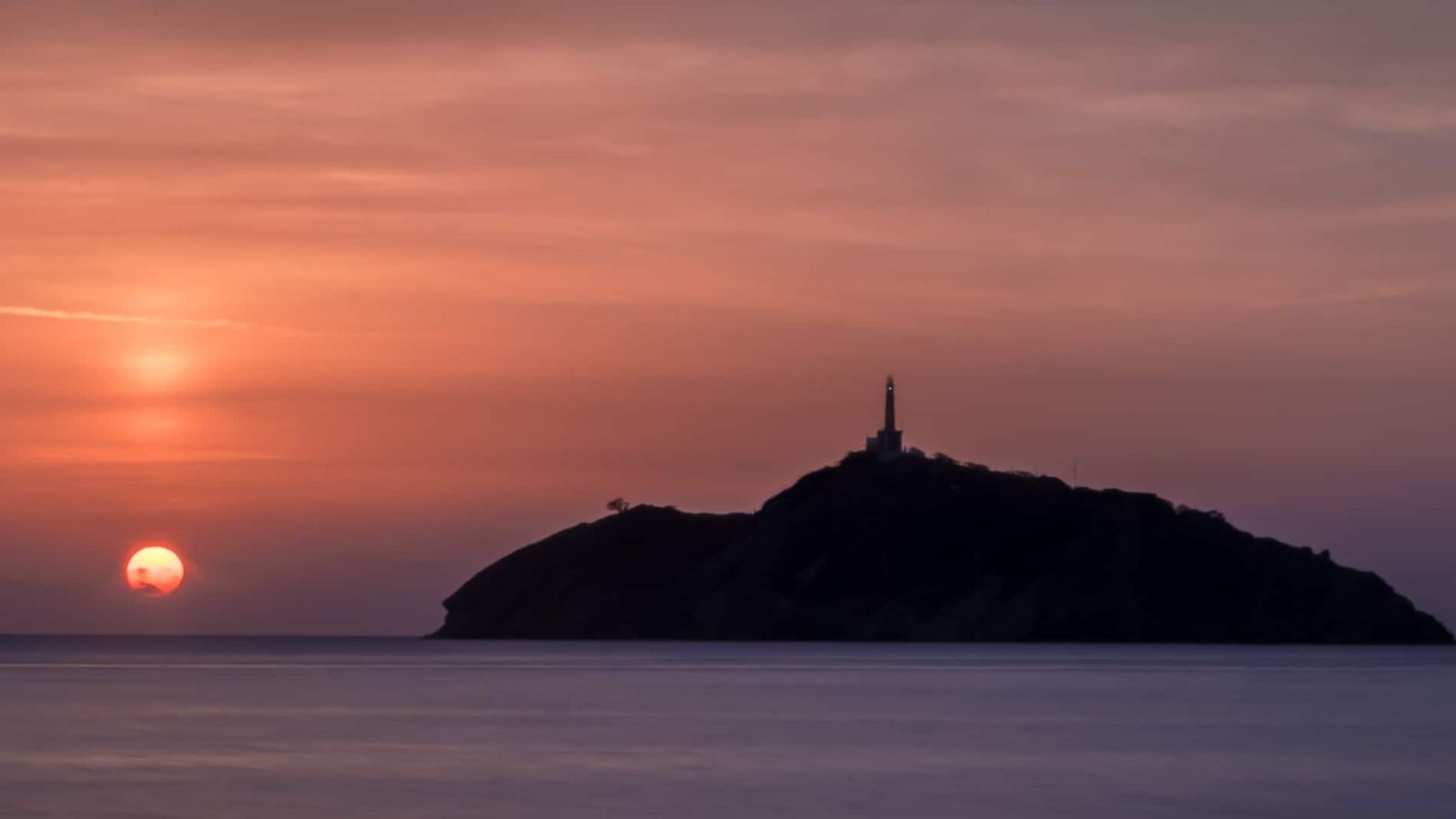 Vista del atardecer de un faro en la isla de Santa Marta, Colombia