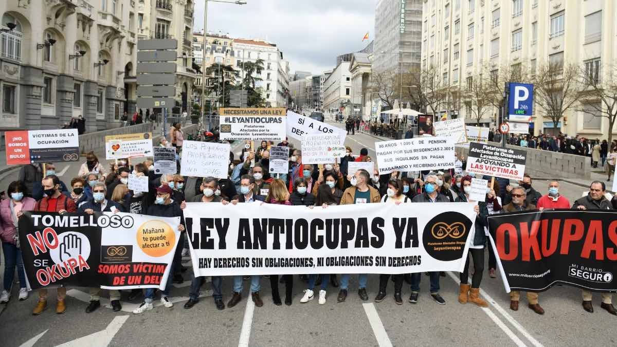 De vivir la ‘okupación’ de su casa a crear el primer seguro antiokupas para proteger a otros propietarios Personas manifestándose ante la okupación de viviendas