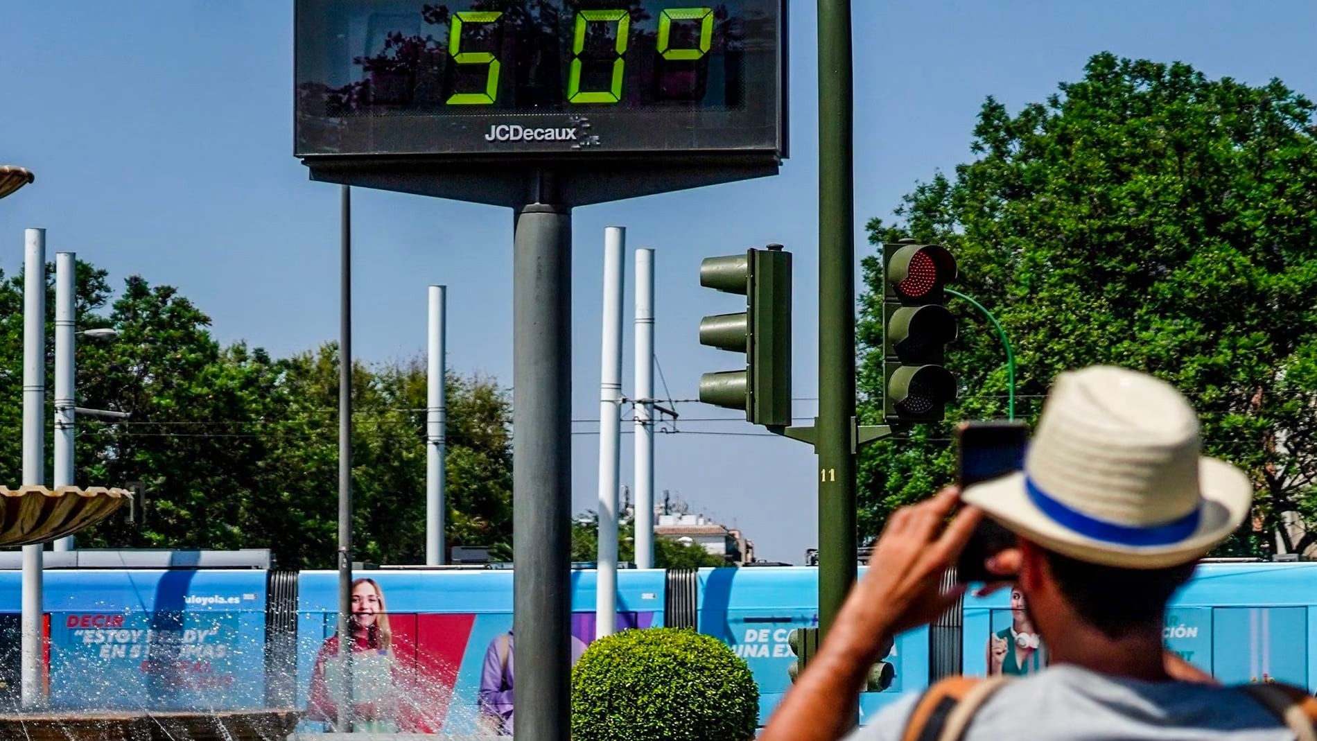 Transeúntes fotografían un termómetro en Córdoba que marca 50 grados Transeúntes fotografían un termómetro en Córdoba que marca 50 grados