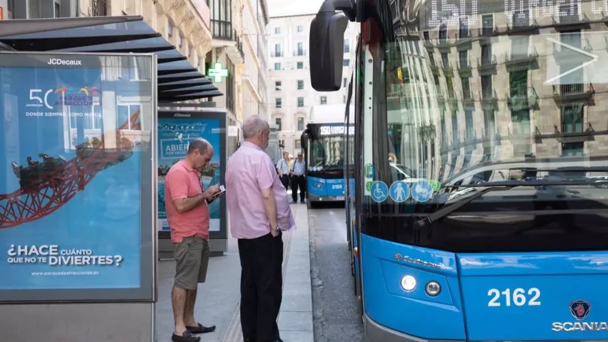 dos pasajeros por subir a autobús en Madrid