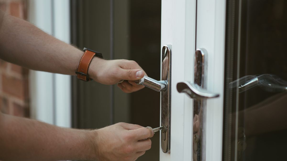 Hombre abriendo la puerta de una casa