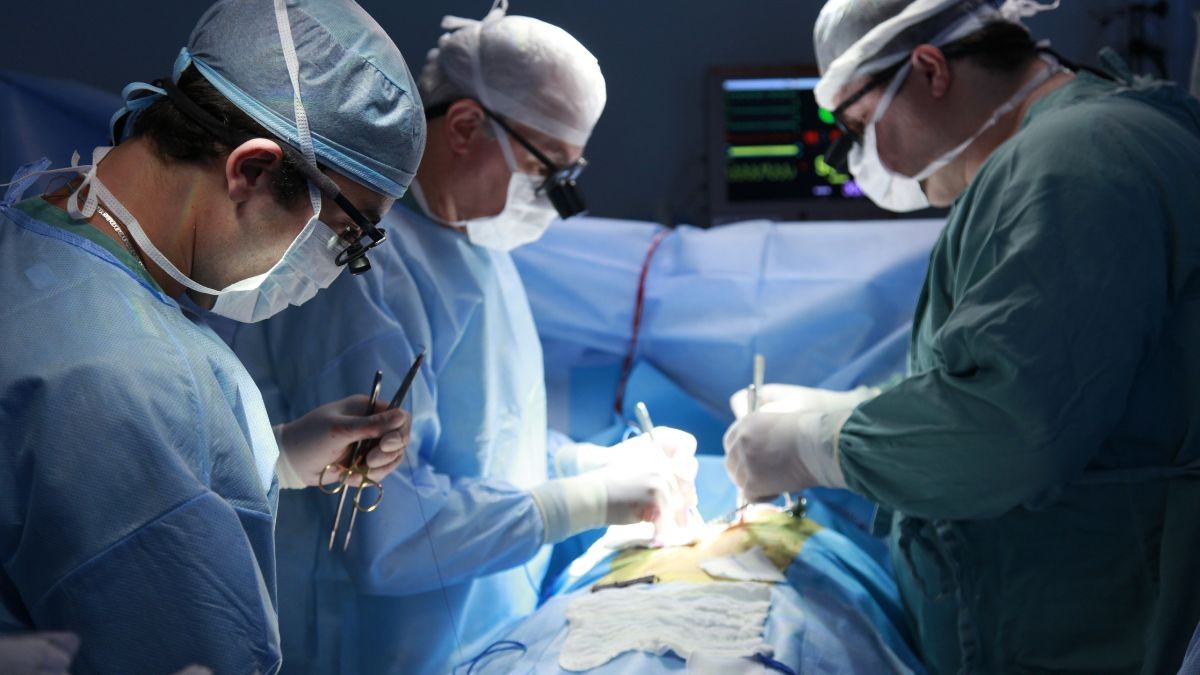 Un cirujano en plena operación.